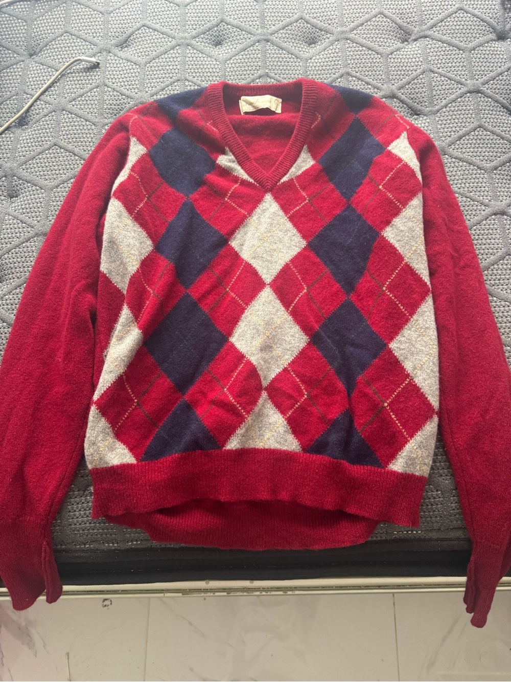 Vintage Men's Red Argyle V-Neck Sweater with Navy & Cream Diamonds